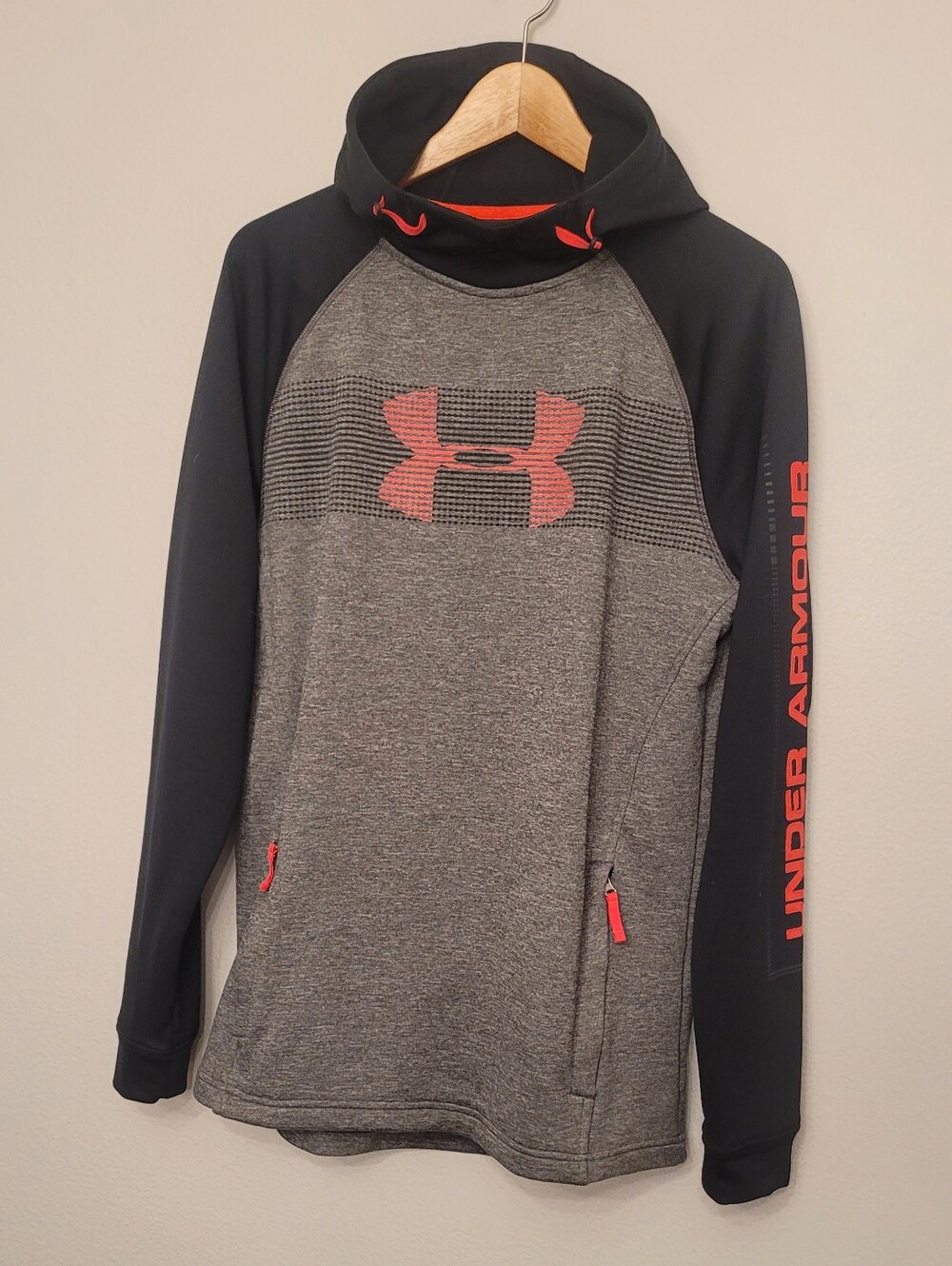 ✨️Under Armour Gray & Black Pullover Hoodie with Red Accents✨️